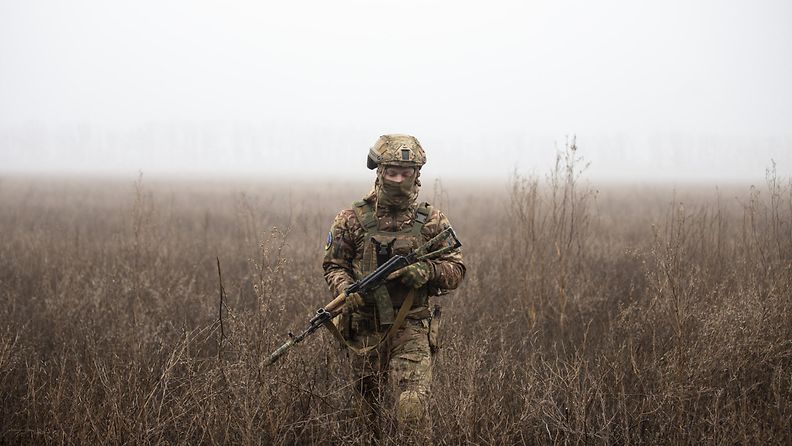 Ukrainalaissotilas Donetskin alueella tammikuussa.