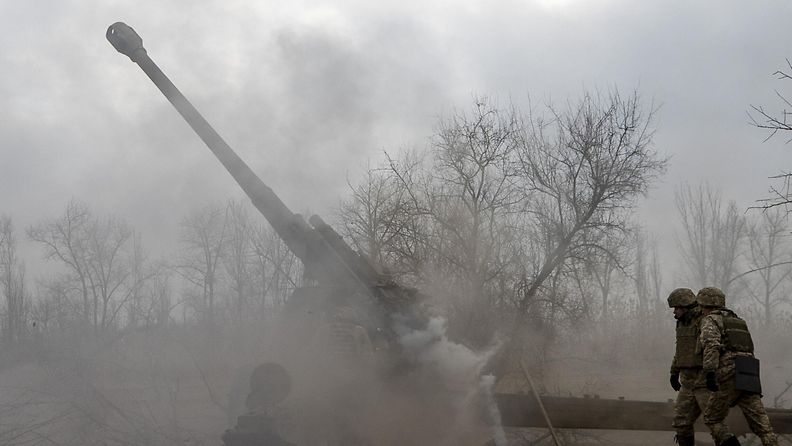 Ukrainan tykistö ampuu tammikuussa.