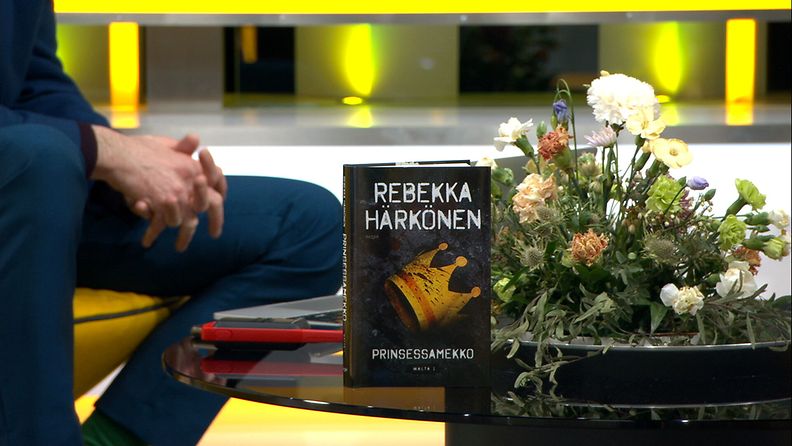 OMA Rebekka Härkönen kirjan kansi