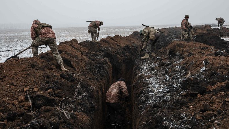 Ukrainalaiset sotilaat kaivavat juoksuhautoja Bahmutin lähellä helmikuussa 2023.