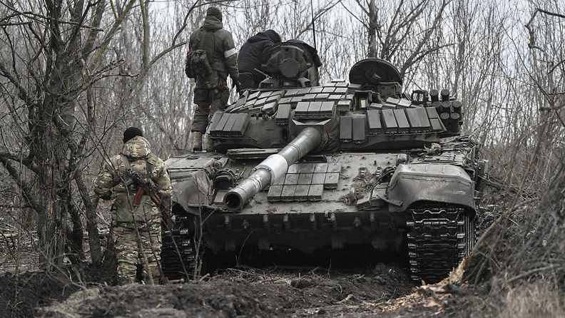 Venäläisiä sotilaita ja T-72panssarivaunu Ukrainassa tammikuussa 2023. Venäjän valtiomedia julkaisema kuva.