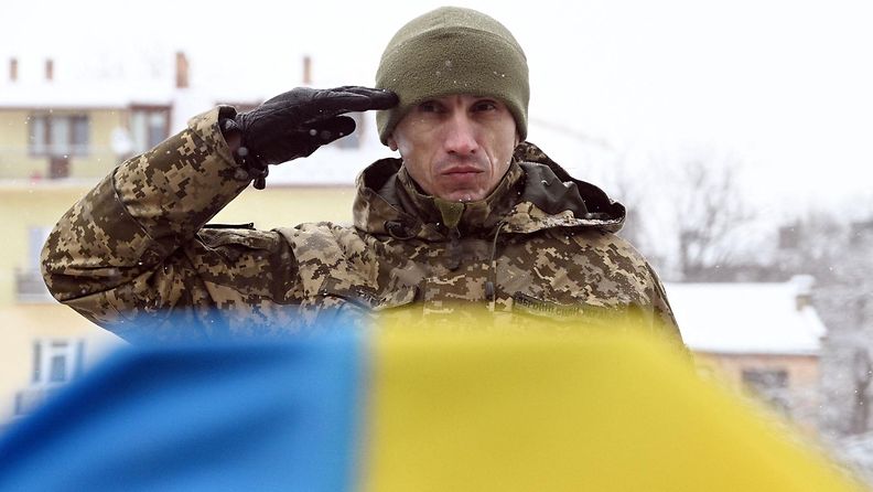 Ukrainalaissotilas hautajaisissa helmikuussa 2023.