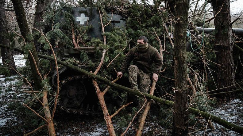 Ukrainalaissotilaat naamioivat panssarihaupitsia helmikuussa 2023.