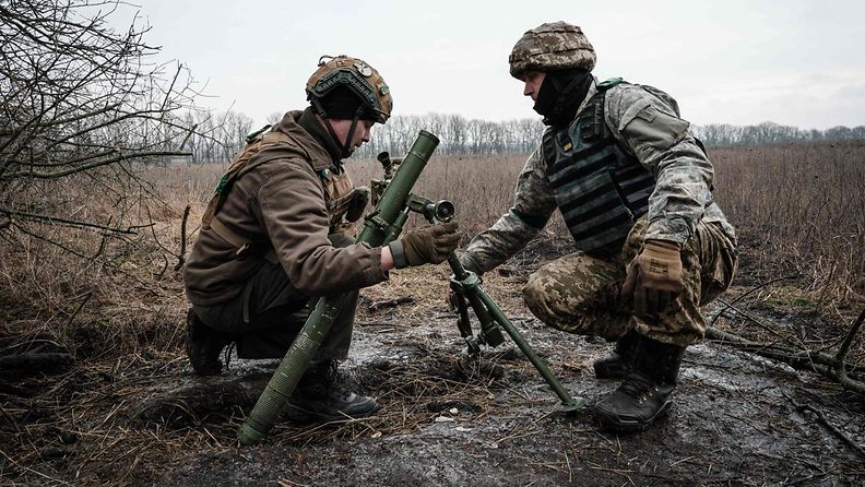 Ukrainalaissotilaita 60mm-kranaatinheittimen kanssa Donetskin alueella tammikuussa 2023.