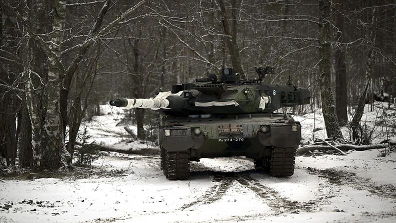 Suomen Leopard 2A6-panssarivaunu helmikuussa 2023.