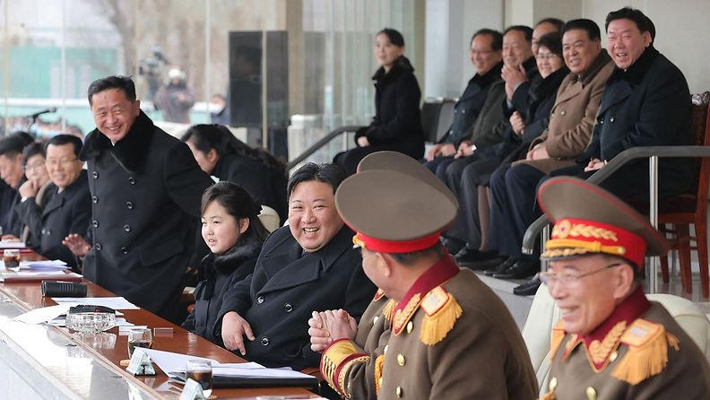Kim Jong Un tyttärineen. Pohjois-Korean ilmoituksen mukaan kuva otettu 17. helmikuuta.