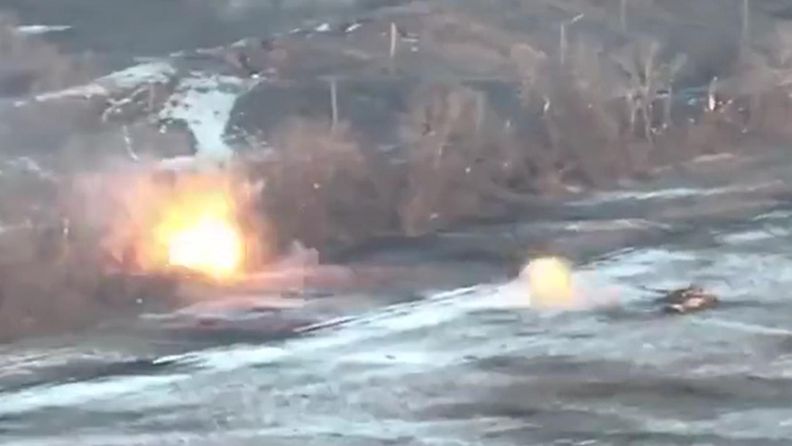 Kuvakaappaus helmikuussa 2023 julkaistulta videolta, jossa Ukrainan panssarivaunu ampuu ja pyörii.