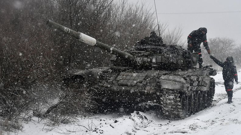 Venäjän panssarivaunu tuntemattomassa paikassa Ukrainassa helmikuussa 2023. Kuva on Venäjän valtiomedia Sputnikin julkaisema.