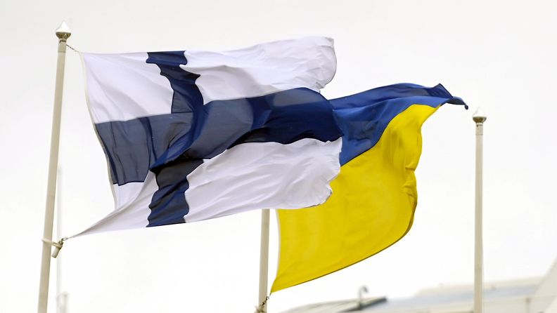 LK 22.2.2023 Suomen ja Ukrainan liput liehuivat navakassa tuulessa Helsingissä 26. maaliskuuta 2022.