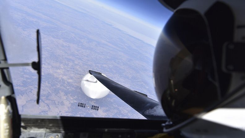 AOP Yhdysvaltain ilmavoimien tiedustelulentäjä otti valokuvan itsestään ja kiinalaisesta vakoilupallosta 3. helmikuuta 2023.