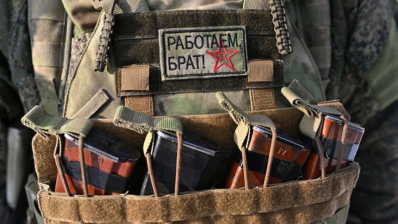 Venäläissotilaan lippaita ja liivit. Kuva on Venäjän valtiomedian julkaisema helmikuussa 2023.