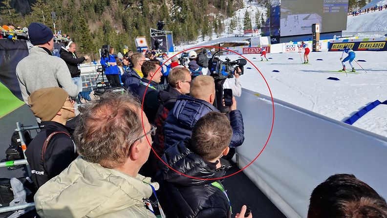 Sinitakkinen Juho Mikkonen (ympyröity) kannusti ja kuvasi puolisoaan Kerttu Niskasta kesken MM-hiihdon lauantaina.