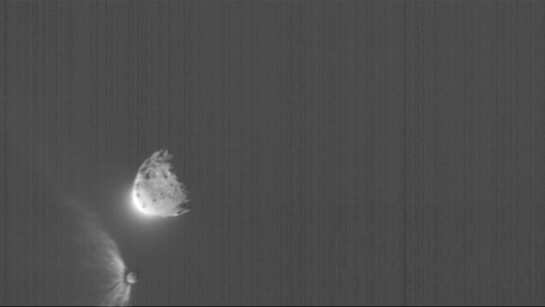 Italian avaruusjärjestön LICIACube-satelliitti otti tämän lähikuvan 26. syyskuuta 2022 noin 50 kilometrin etäisyydeltä hetki sen jälkeen, kun DART oli törmännyt Dimorphokseen.