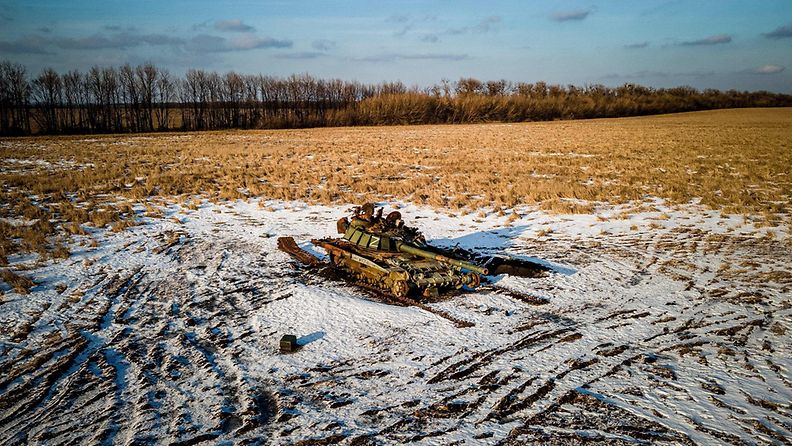 Tuhoutunut Venäjän tankki Harkovan alueella helmikuussa 2023.