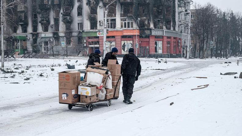 Vapaaehtoiset vievät humanitaarista apua siviileille Bahmutissa