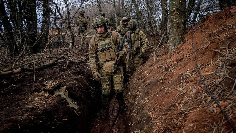 Ukrainalaissotilaita juoksuhaudassa Bahmutin läheisyydessä maaliskuussa 2023.