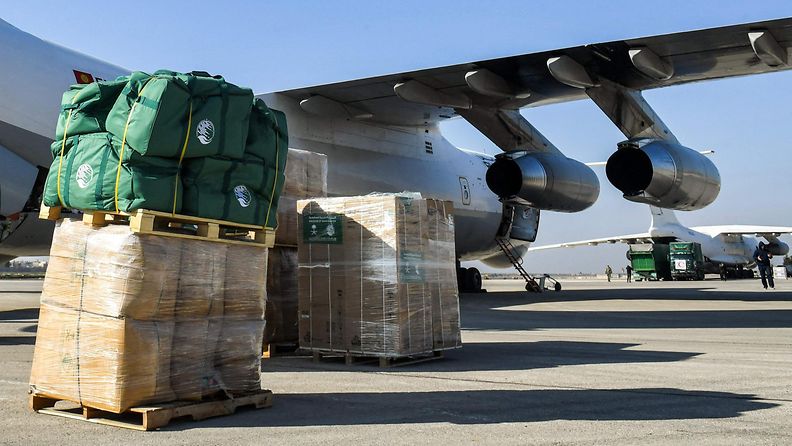 Saudi-Arabian Syyrian Aleppon lentokentälle toimittamia avustustarvikkeita helmikuussa.