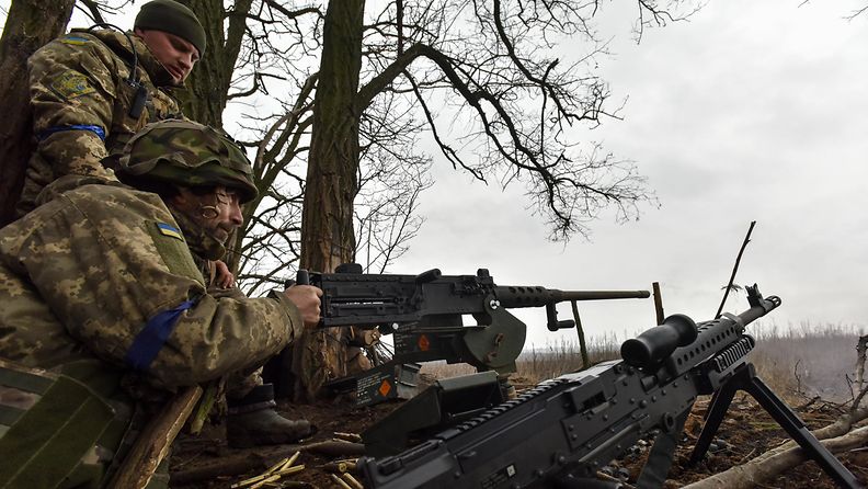 Ukrainalaissotilaita konekiväärien kanssa Itä-Ukrainassa helmikuussa 2023.