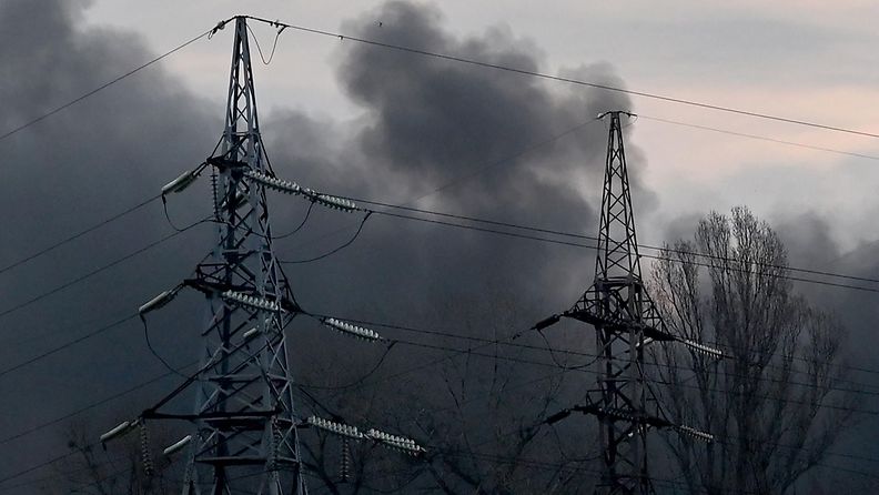 Sähkötolppia ja savua Ukrainassa