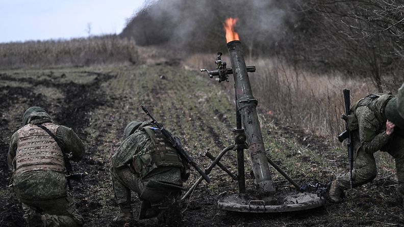 Venäläisiä sotilaita tulittamassa kranaatinheittimellä helmikuussa 2023. Kuva on Venäjän valtiomedia Sputnikin julkaisema.