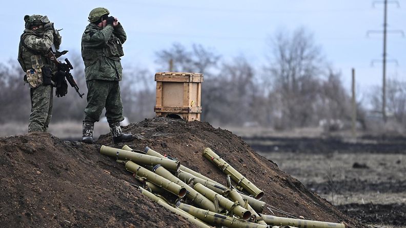 Venäläissotilaat tähystävät tuntemattomassa paikassa Ukrainassa. Maassa on kasa käytettyjä panssarintorjuntaohjuksia. Kuva on Venäjän valtiomedia Sputnikin helmikuussa 2023 julkaisema.