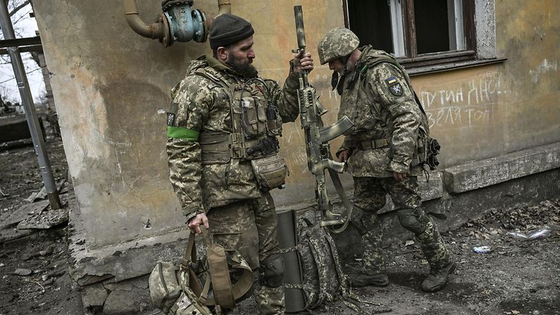 Ukrainalaisia sotilaita lähellä Bahmutia maaliskuussa 2023.