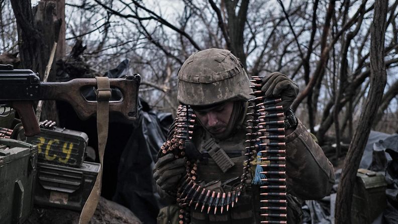 Ukrainalainen sotilas konekiväärin kanssa lähellä Bahmutia maaliskuussa 2023.