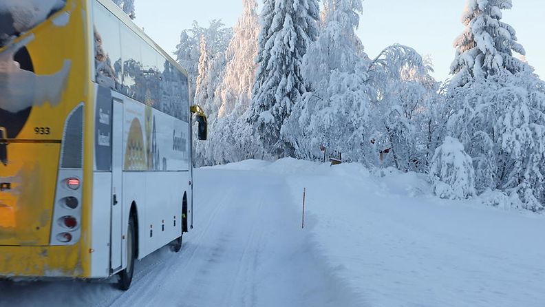 Linja-auto talvella Heinävaaralla.
