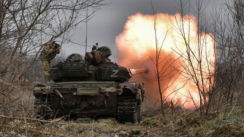 Venäjän T-72-panssarivaunu tulittaa tuntemattomassa paikassa Ukrainassa tammikuussa 2023. Kuva on Venäjän valtiomedia Sputnikin julkaisema.