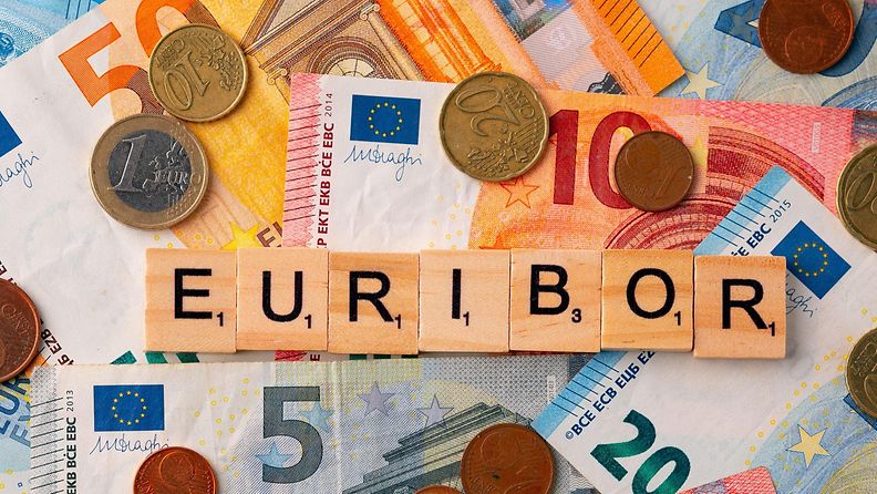 Euribor-sana koottuna puukirjaimista ja seteleitä sekä kolikoita.