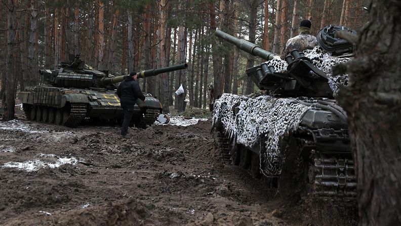 Ukrainan panssarivaunuja metsässä Harkovan alueella maaliskuussa 2023.