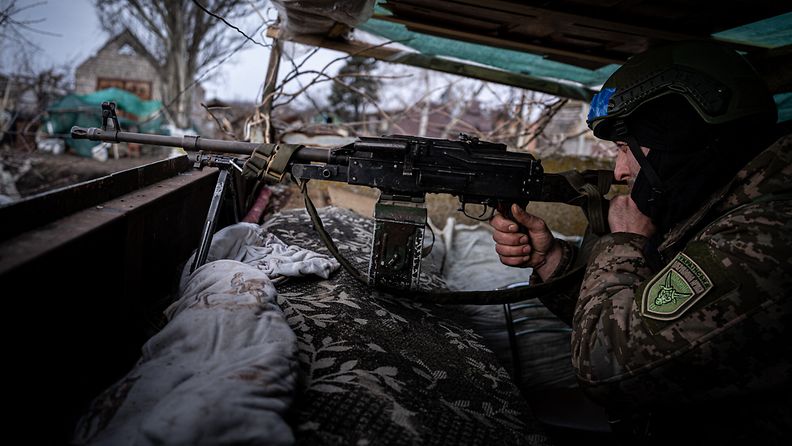 Ukrainan sotilas tuliasemassa Vuhledarin lähellä maaliskuussa 2023.