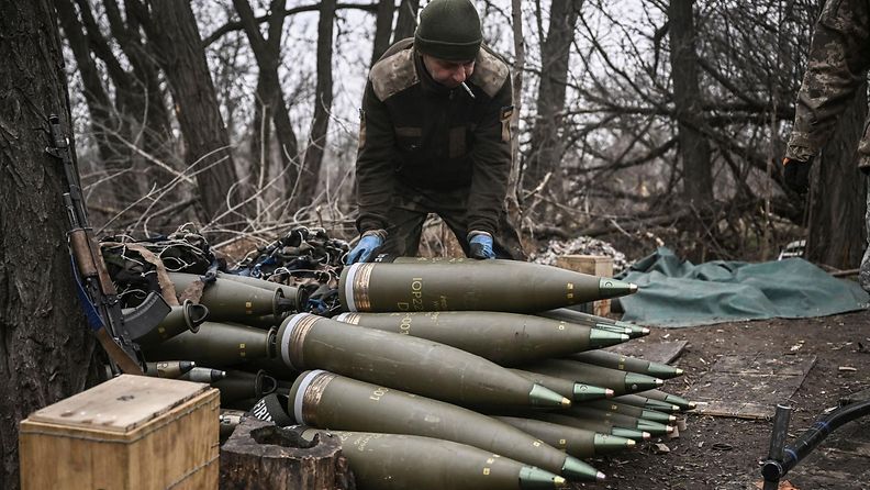 Ukrainan 155 millimetrisiä ammuksia maaliskuussa 2023.