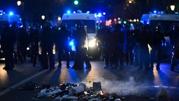 LK 20.3.2023 Roskakasa paloi Ranskan poliisin edessä mielenosoituksessa Place Vaubanilla Pariisissa 20. maaliskuuta 2023 muutama päivä sen jälkeen, kun hallitus oli ajanut eläkeuudistuksen parlamentin läpi.