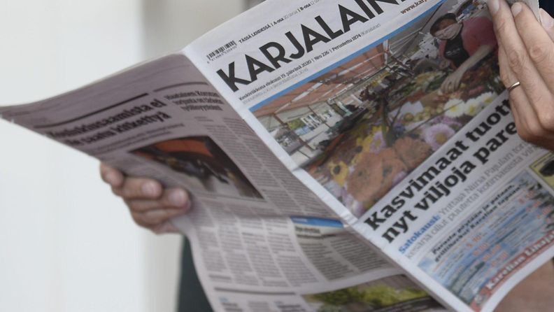 LKS 20230322 Mies lukee Karjalainen-sanomalehteä