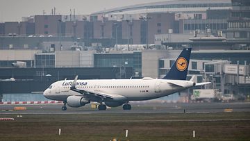 Lufthansan lentokone seisoo Frankfurtin lentokentällä.
