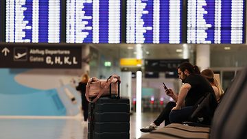 AOP Matkustajia Münchenin kansainvälisellä lentokentällä Saksassa 26. maaliskuuta 2023.