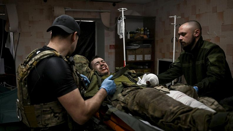 Haavoittunut ukrainalaissotilas lähellä Bahmutia maaliskuussa 2023.