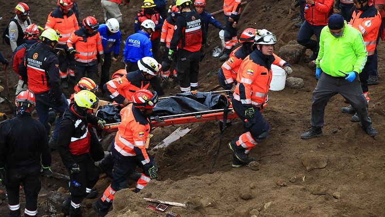 AOP Pelastajat kantavat maanvyöryn jäljiltä löytynyttä ruumista Alausissa, Ecuadorissa 28. maaliskuuta 2023
