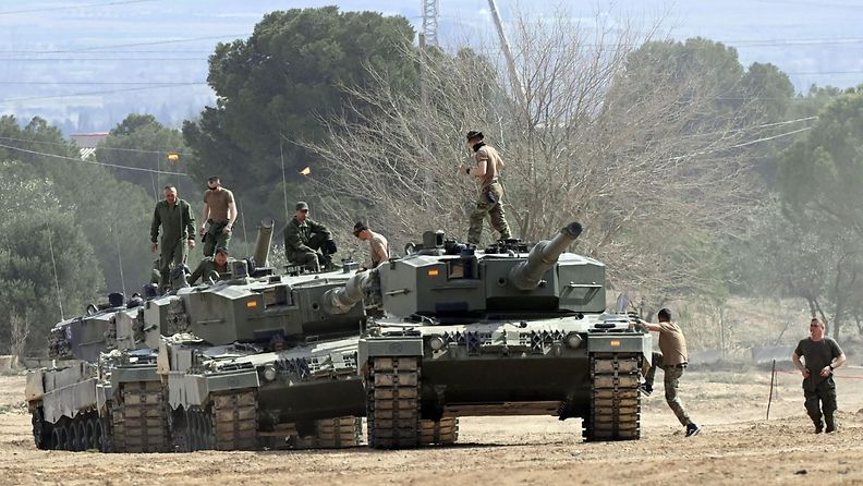 Espanjan Leopard 2 -panssarivaunuja.