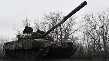 Venäjän T-72-panssarivaunu Etelä-Ukrainassa tammikuussa 2023. Kuva on Venäjän valtiomedia Sputnikin julkaisema.