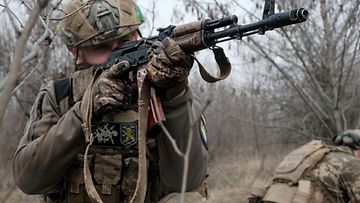 Ukrainan sotilas Bahmutin alueella 17. maaliskuuta 2023.
