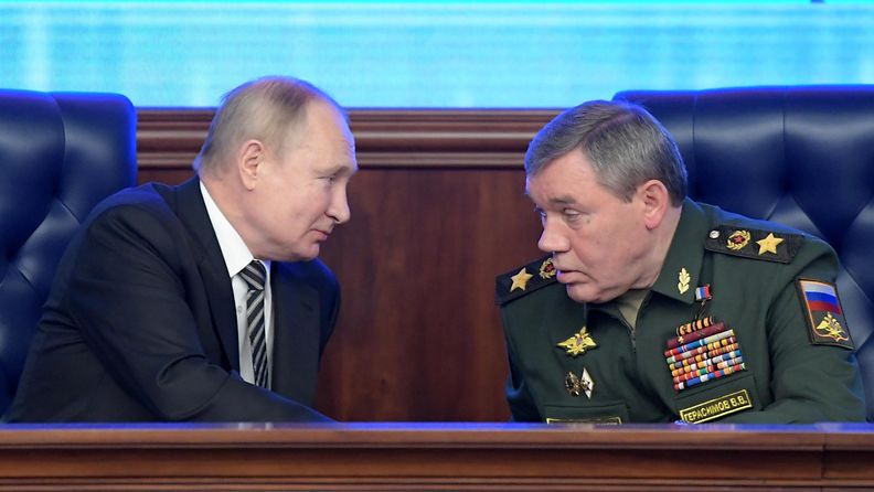 Venäjän presidentti Vladimir Putin ja kenraali Valeri Gerasimov joulukuussa 2021.