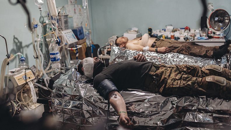 Haavoittuneita Ukrainan kenttäsairaalassa lähellä Bahmutia 29. maaliskuuta 2023.