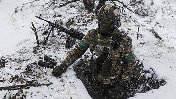Ukrainan armeijan sotilas Bahmutin liepeillä 30. maaliskuuta.