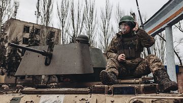 Ukrainalaissotilas tupakalla panssariajoneuvon päällä Itä-Ukrainan Donetskin alueen Chasiv Yarissa 29. maaliskuuta 2023.