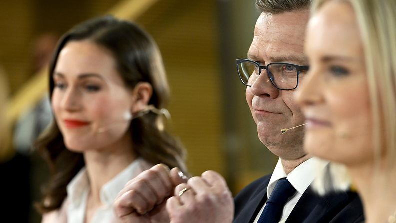 Sanna Marin, Petteri Orpo ja Riikka Purra vaalivalvojaisissa.