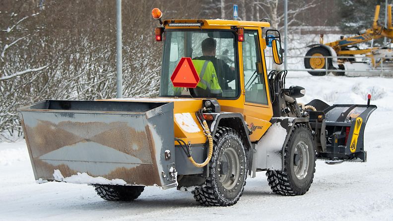 AOP Kuvassa auraus- ja hiekoituskalusto töissä Raumalla joulukuun 12.-13. päivän lumisateen jälkeen.