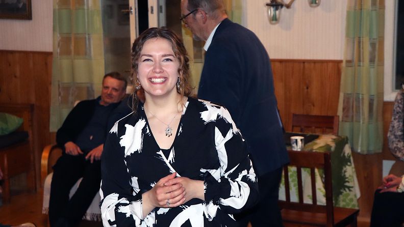 Olga Oinas-Panuma hymyilee vaalivalvojaisissa kotonaan Pudasjärvellä.
