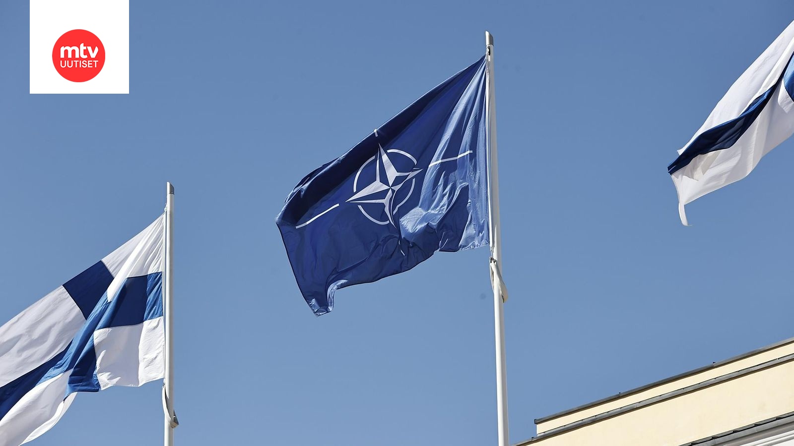 Nato-lippu liehuu pääesikunnassa 